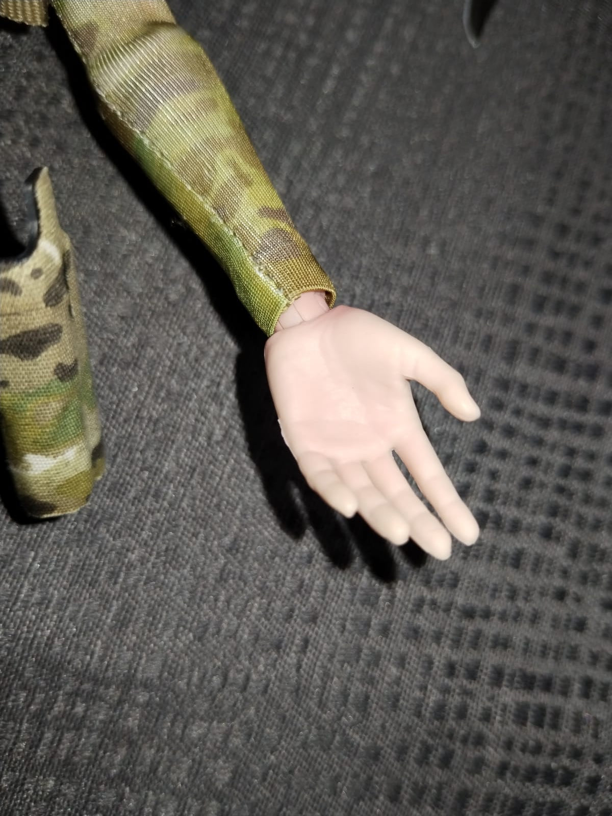 Recon Girl 1/6: brazo articulado con mano relajada
