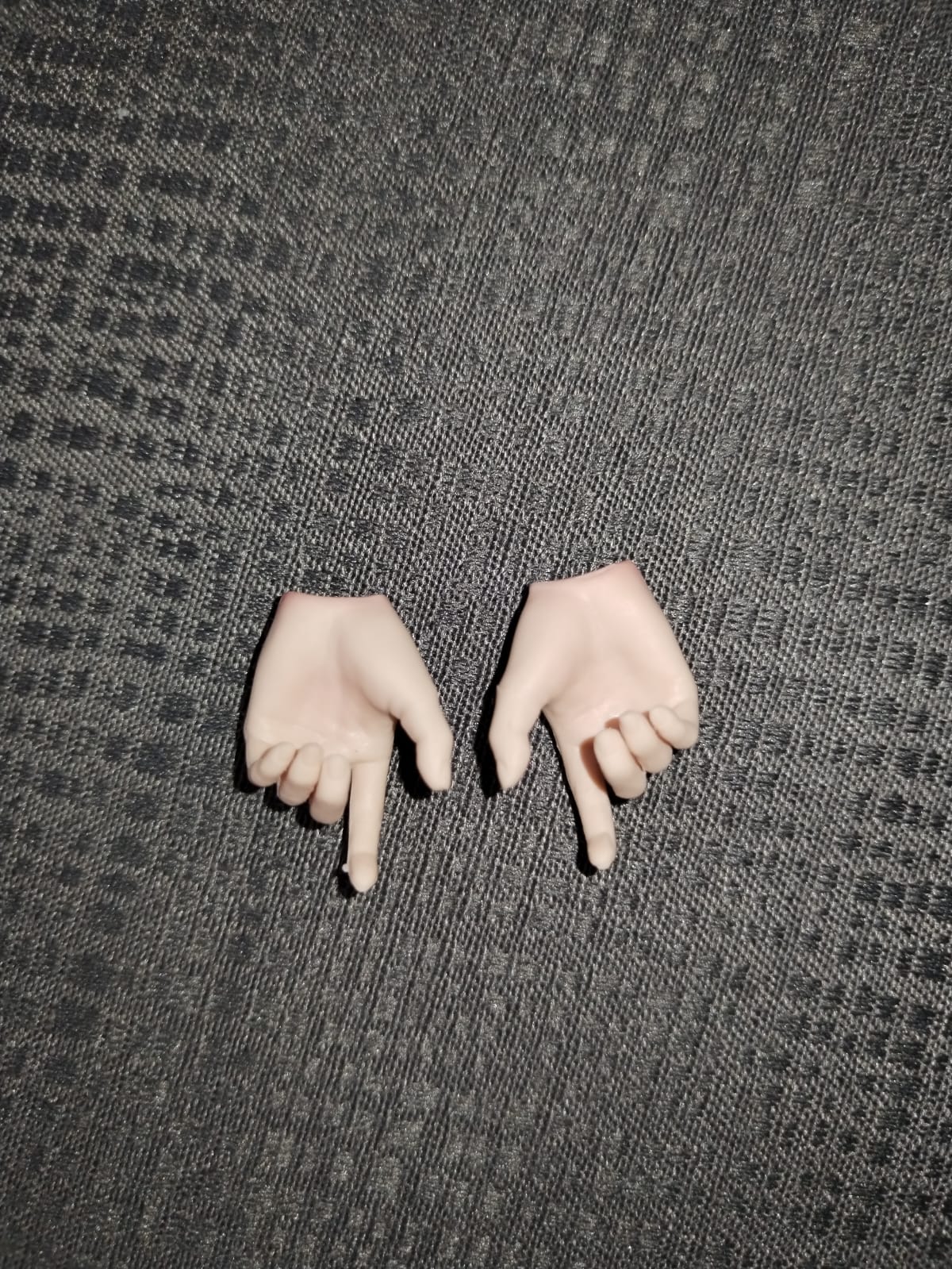 Recon Girl 1/6: par de manos intercambiables sobre la mesa