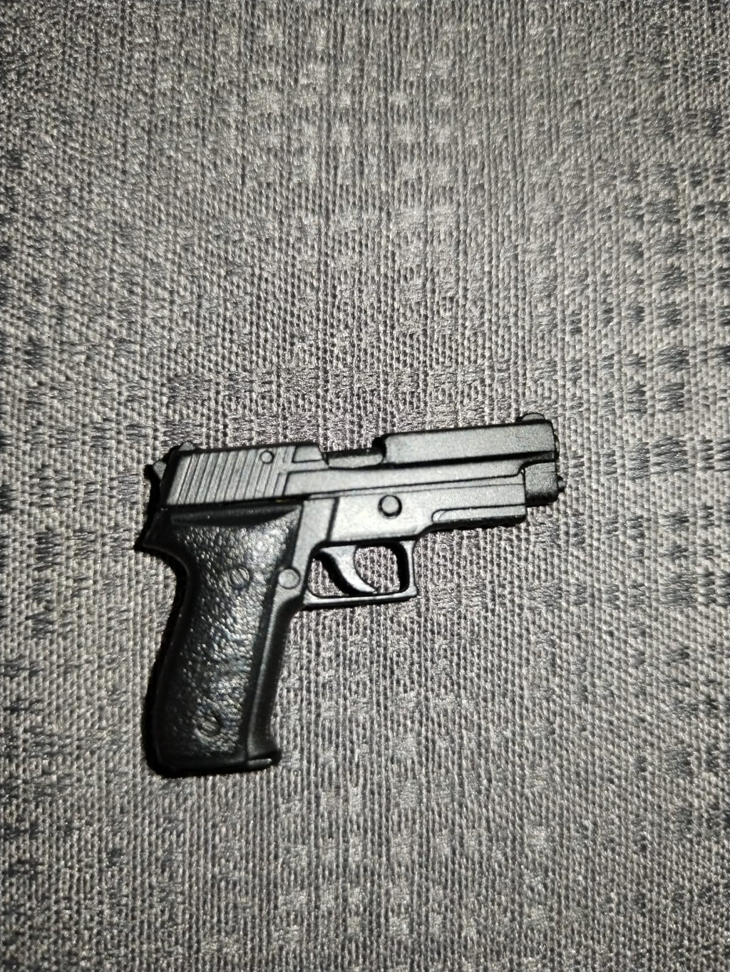 Recon Girl 1/6: pistola de perfil sobre la mesa