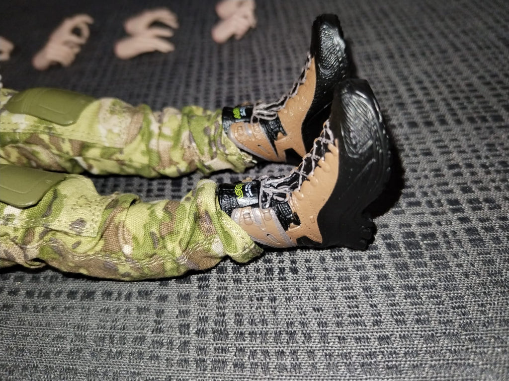 Recon Girl 1/6: figura acostada con todo su equipo puesto