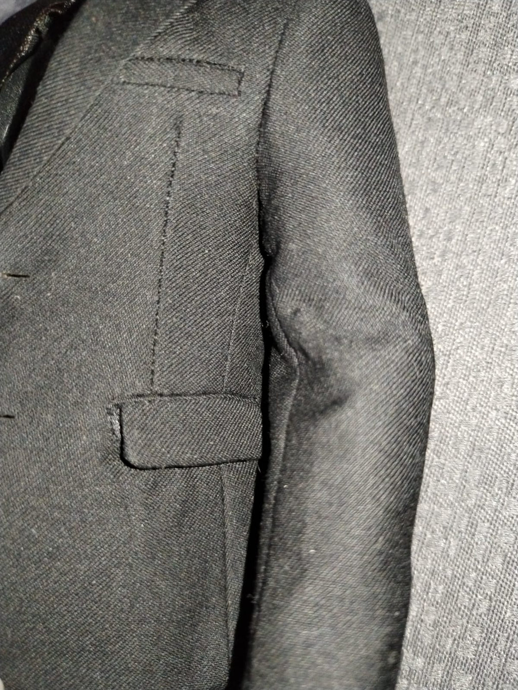 Detalle del bolsillo del saco negro, kitbash Bodyguard Underworld 1/6