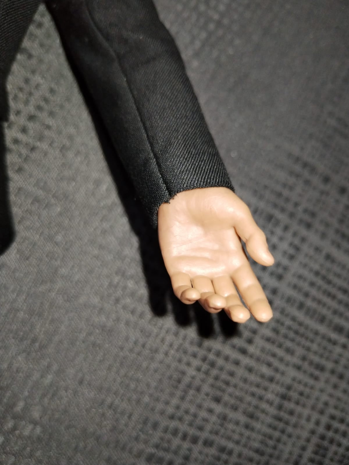 Brazo y mano del Bodyguard Underworld, detalle de la manga