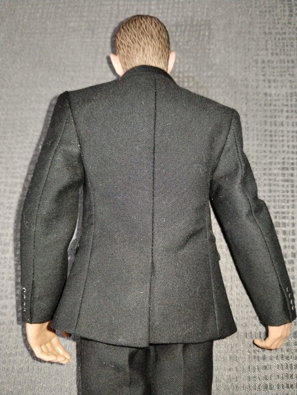 Bodyguard Underworld de cuerpo completo con el traje negro puesto
