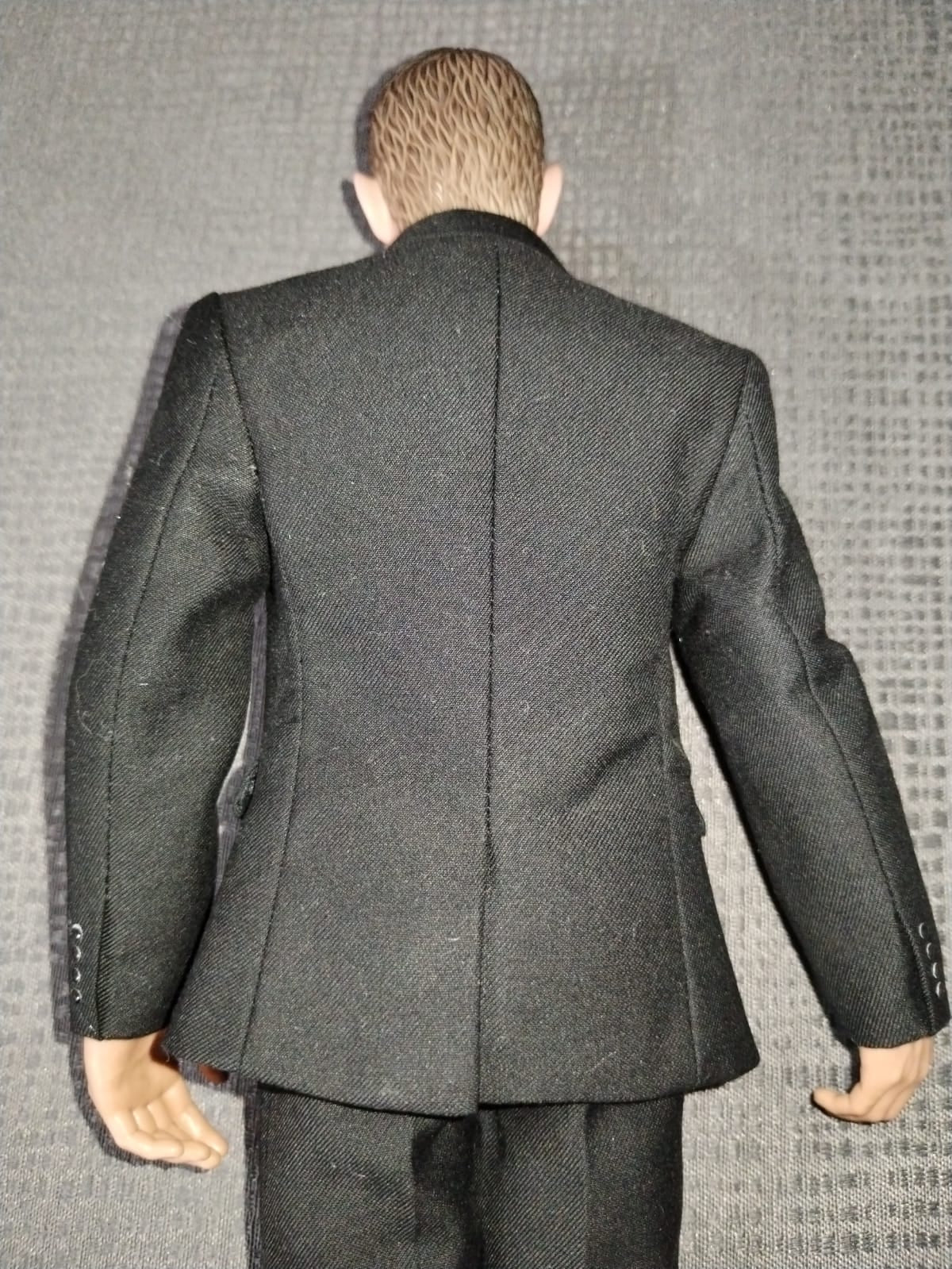 Bodyguard Underworld de cuerpo completo con el traje negro puesto