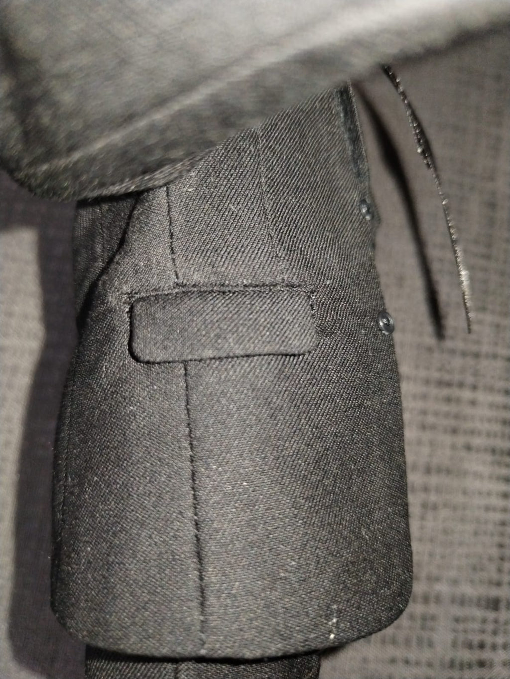 Detalle de la manga y el puño del saco AFS A004 negro