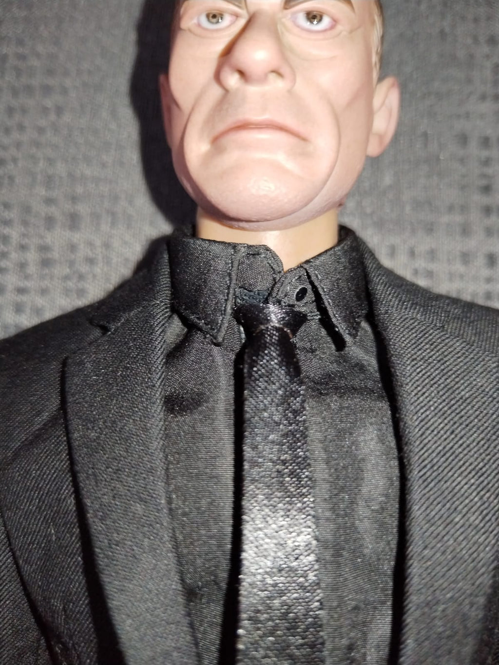 Acercamiento al rostro del head sculpt DamToys GK026 Derrick