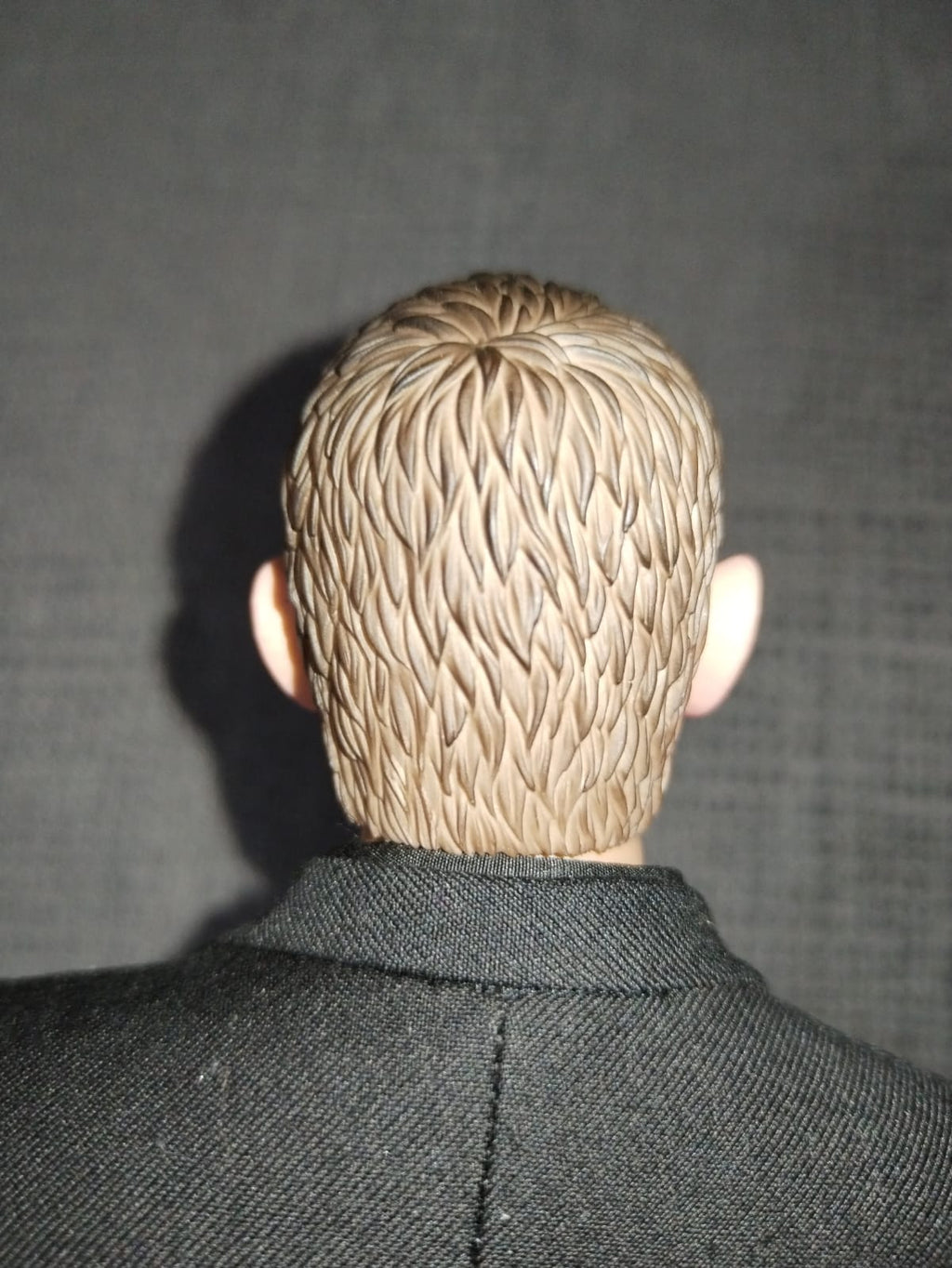 Cabeza del Bodyguard Underworld de espaldas, cabello rubio corto