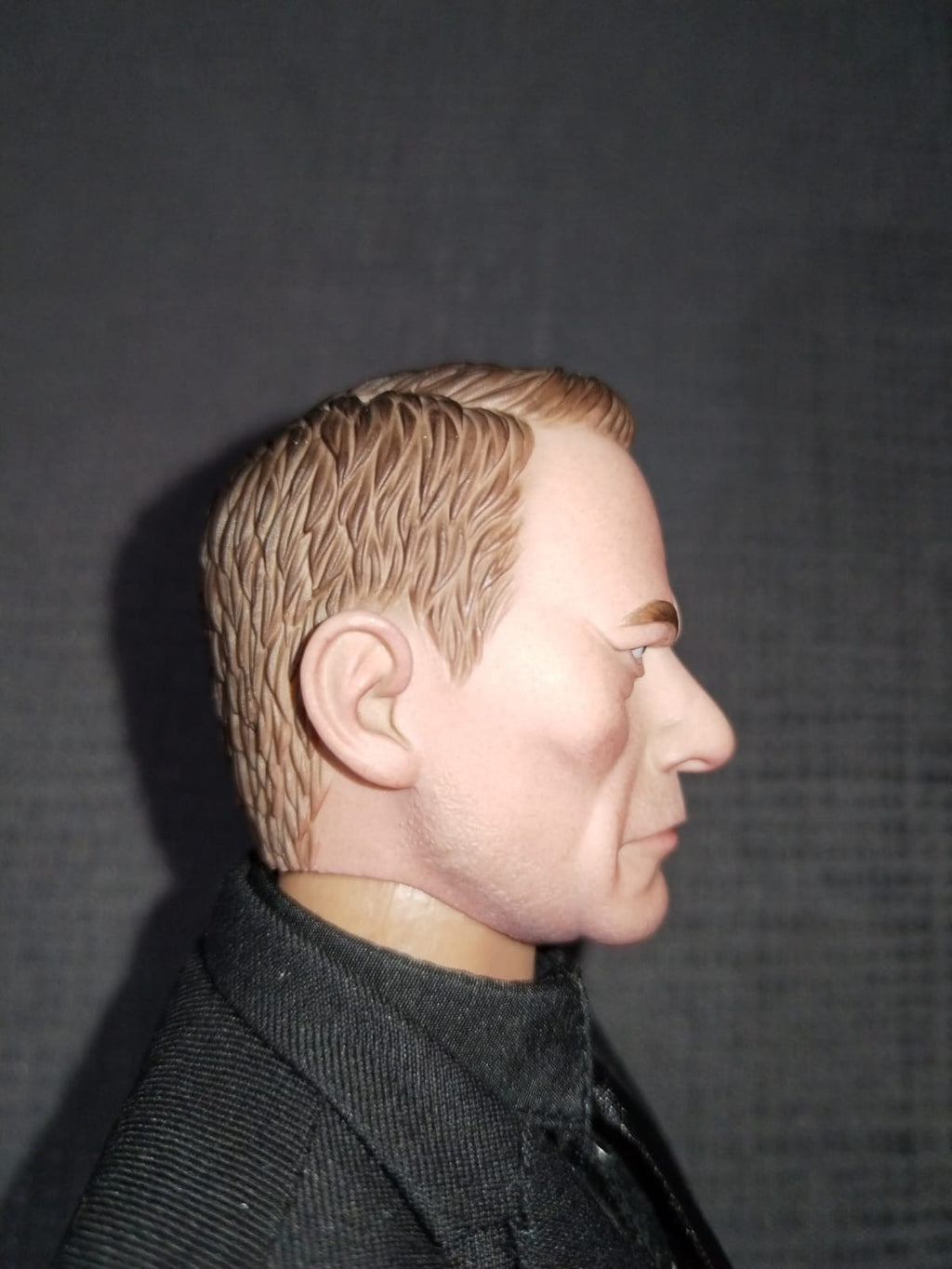 Head sculpt DamToys GK026 Derrick de perfil