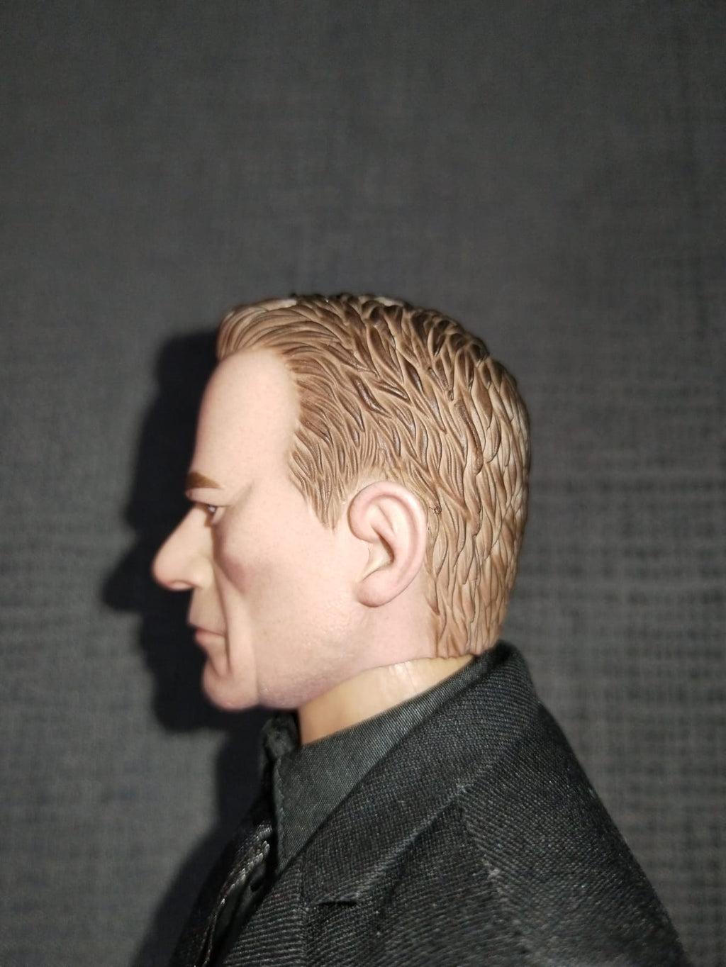Busto del Bodyguard Underworld de frente con camisa y corbata negras
