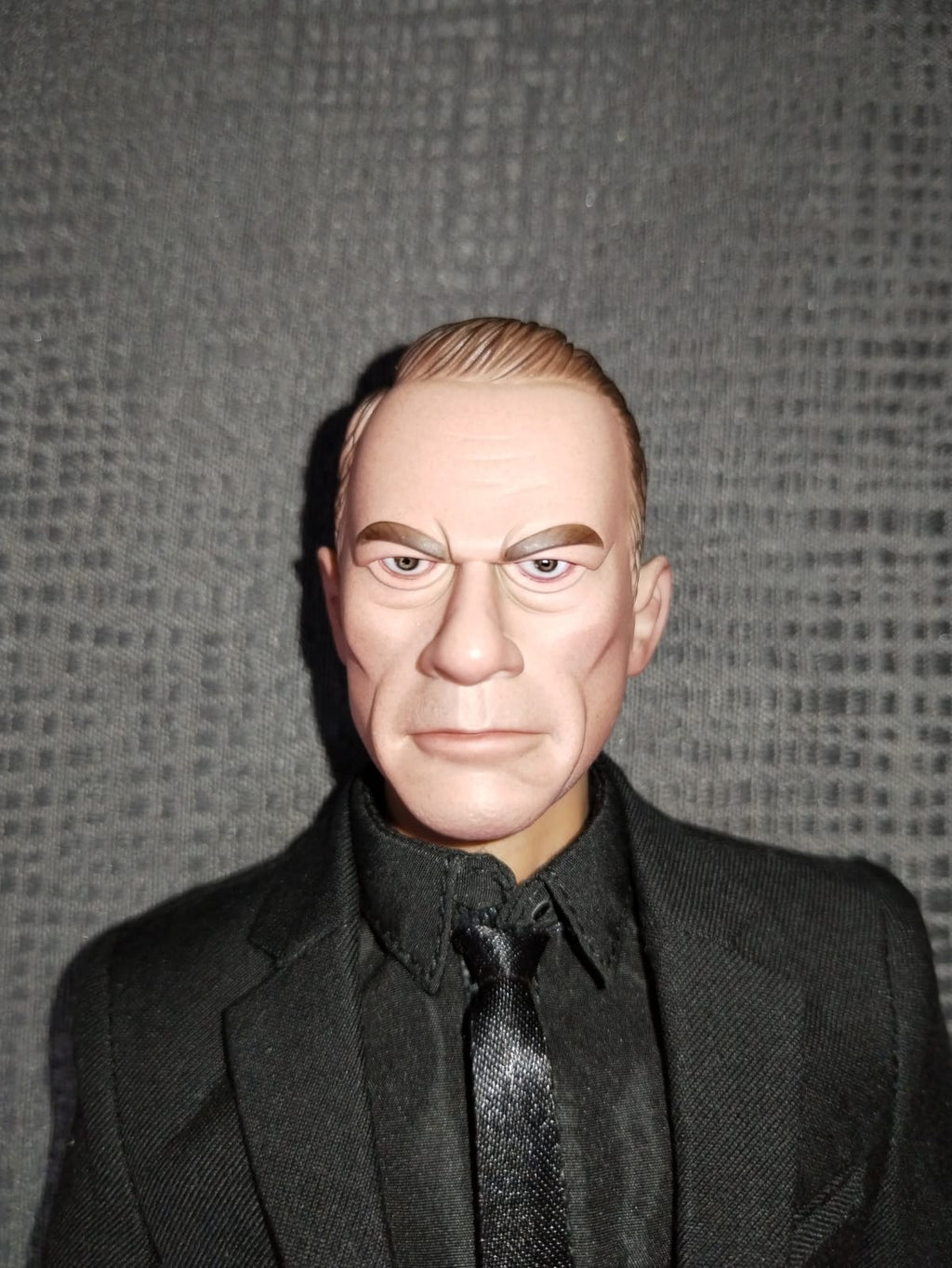 Head sculpt DamToys GK026 Derrick de perfil con el traje puesto