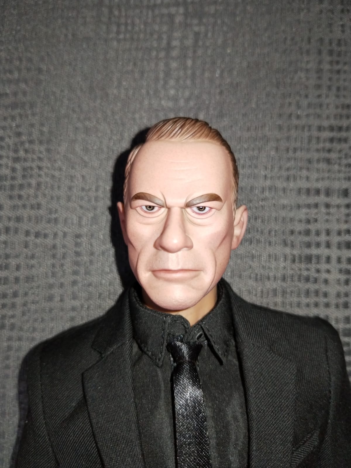 Head sculpt DamToys GK026 Derrick de perfil con el traje puesto