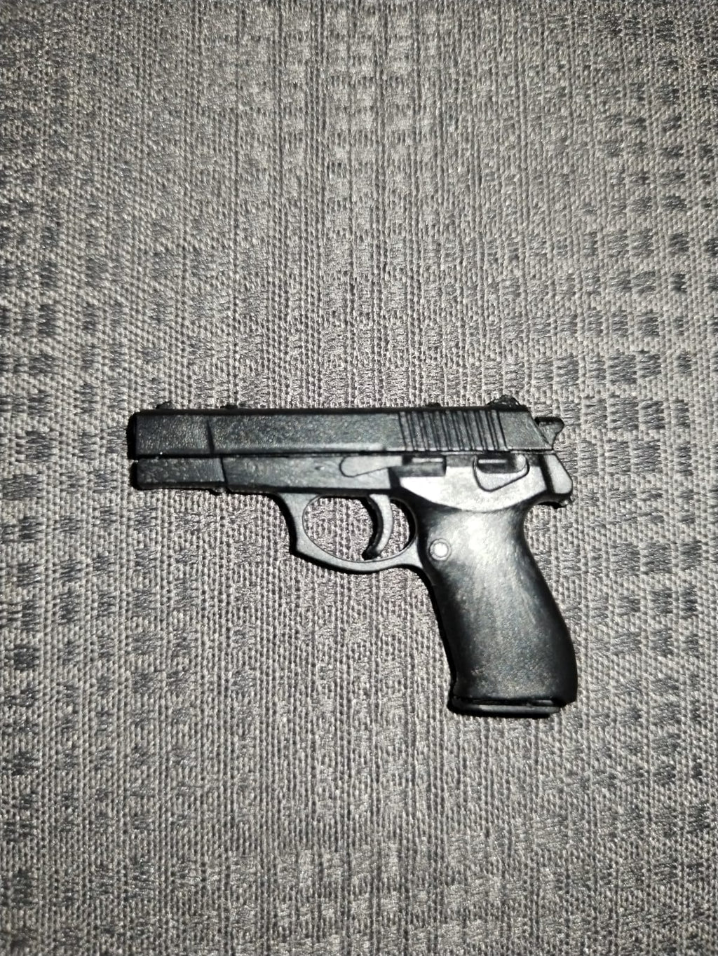 Pistola semiautomática 1/6, vista del lado contrario