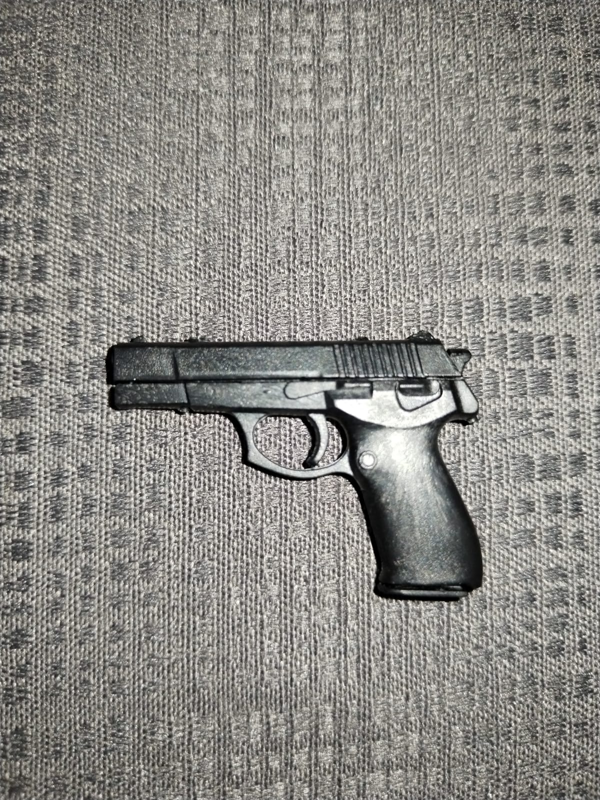 Pistola semiautomática 1/6, vista del lado contrario