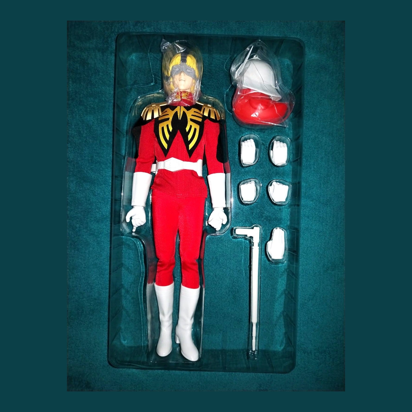 Char Aznable Yiya Mowan Studio escala 1/6 — vista completa de la charola con casco, manos intercambiables y bastón