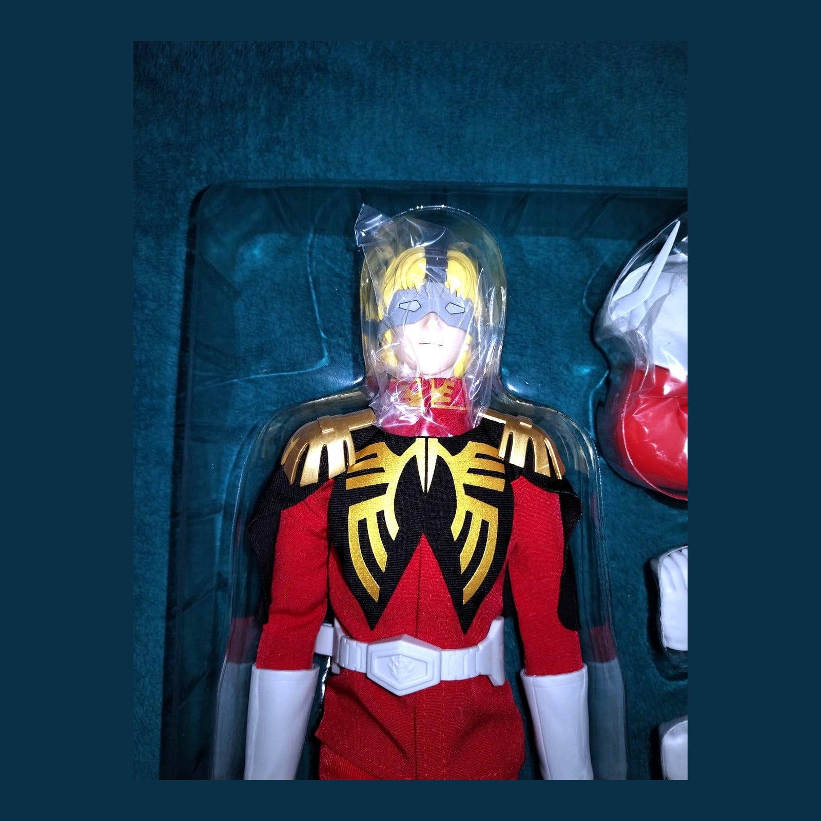 Char Aznable Yiya Mowan Studio escala 1/6 — detalle del torso, hombreras doradas y emblema de Zeon