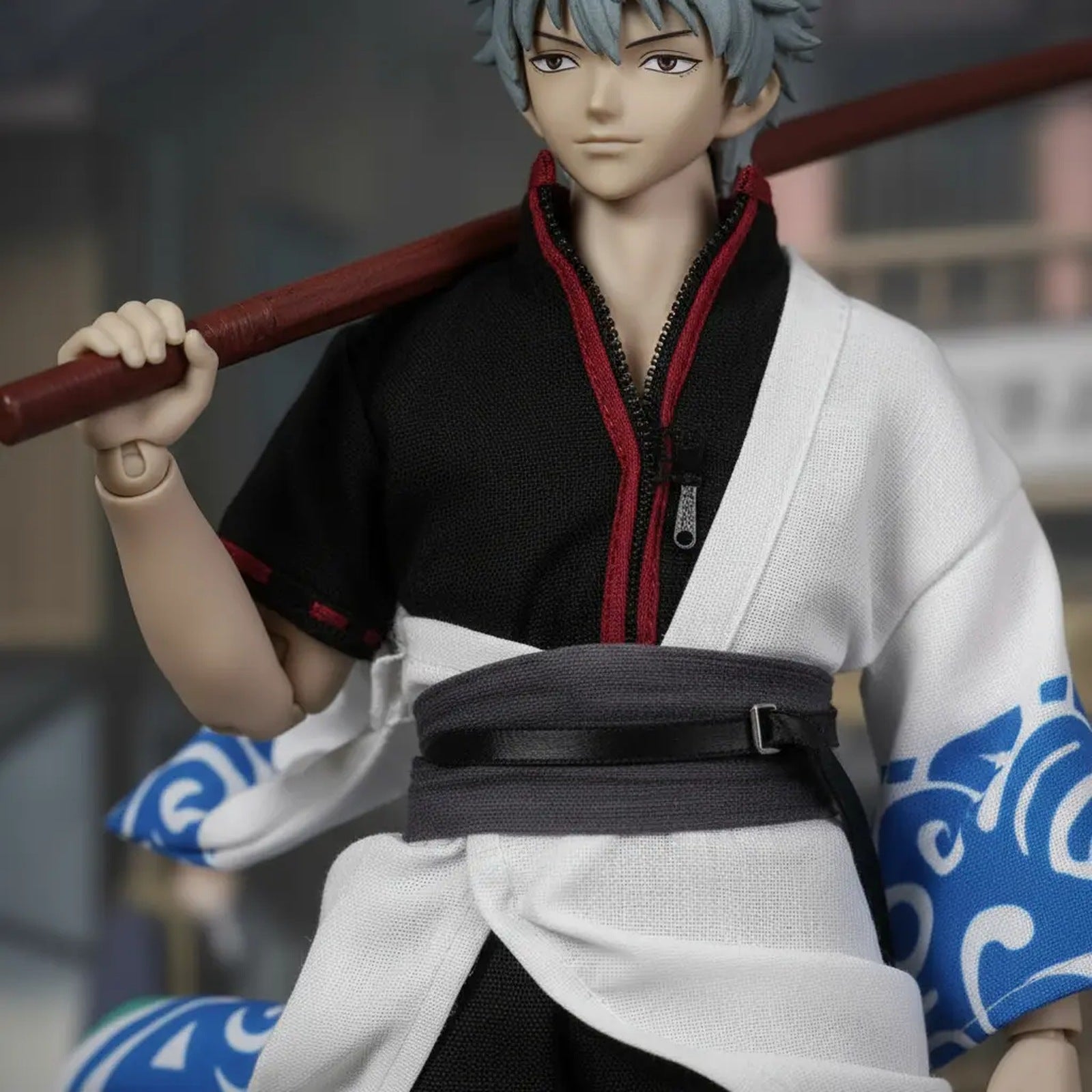 Sakata Gintoki Xiao Ming Studio XM001 escala 1/6 Gintama — detalle del torso, kimono de tela con estampado azul y faja negra