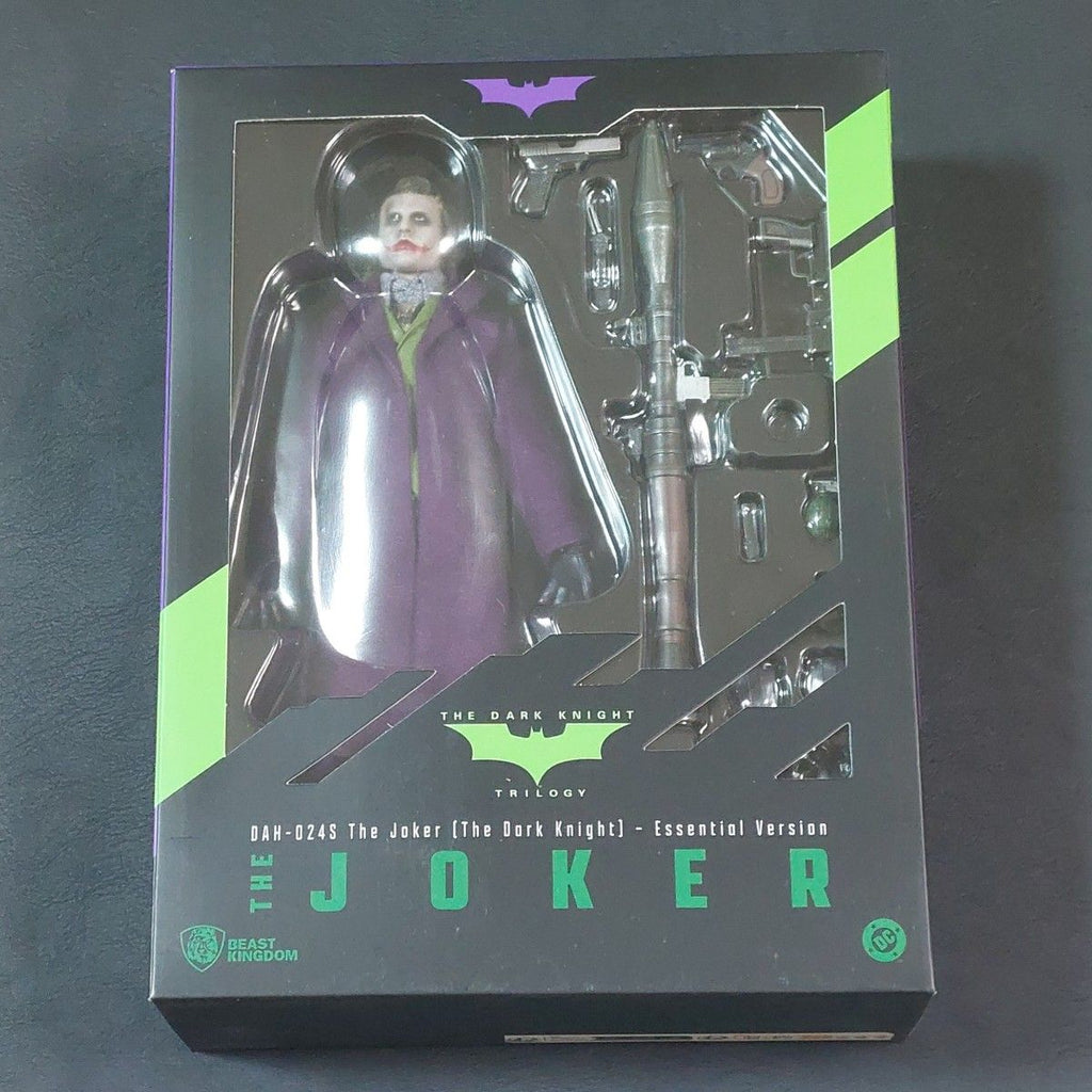 Caja original sellada del Joker DAH-024S con la figura y su arsenal a la vista