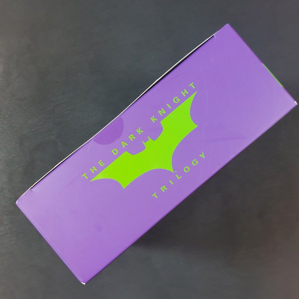 Caja del Joker DAH-024S vista desde arriba, con el logotipo de The Dark Knight en verde