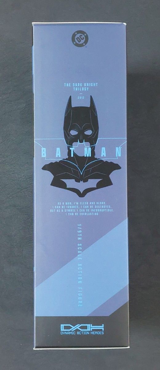 Costado de la caja del Batman DAH-119S con la ilustración de la máscara en azul