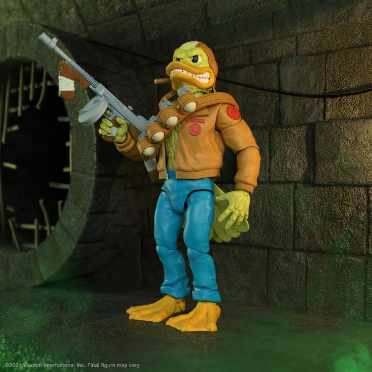 Figura Ace Duck de Super7 con la chaqueta de aviador y el emblema TURTLES