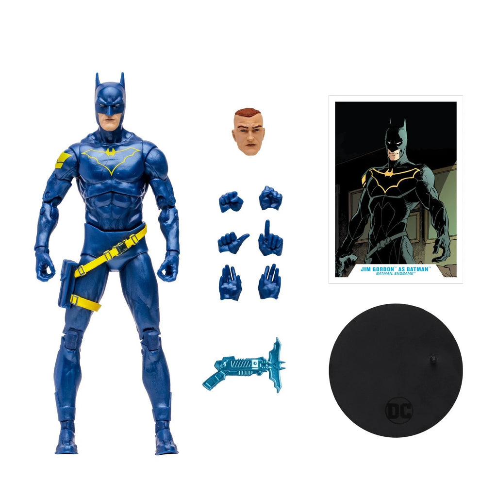 Jim Gordon as Batman de cuerpo entero sobre su base, con el traje azul y amarillo