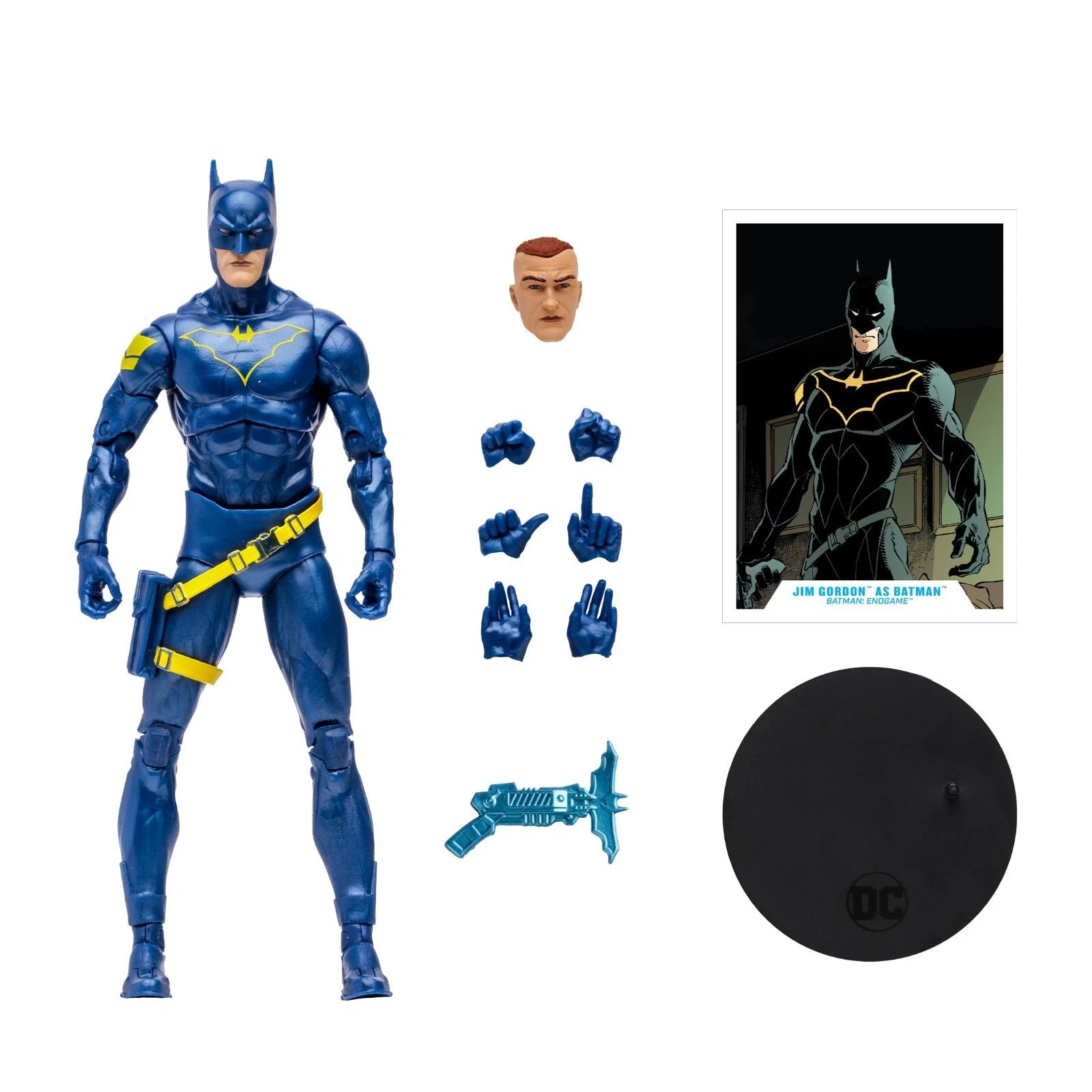 Jim Gordon as Batman de cuerpo entero sobre su base, con el traje azul y amarillo