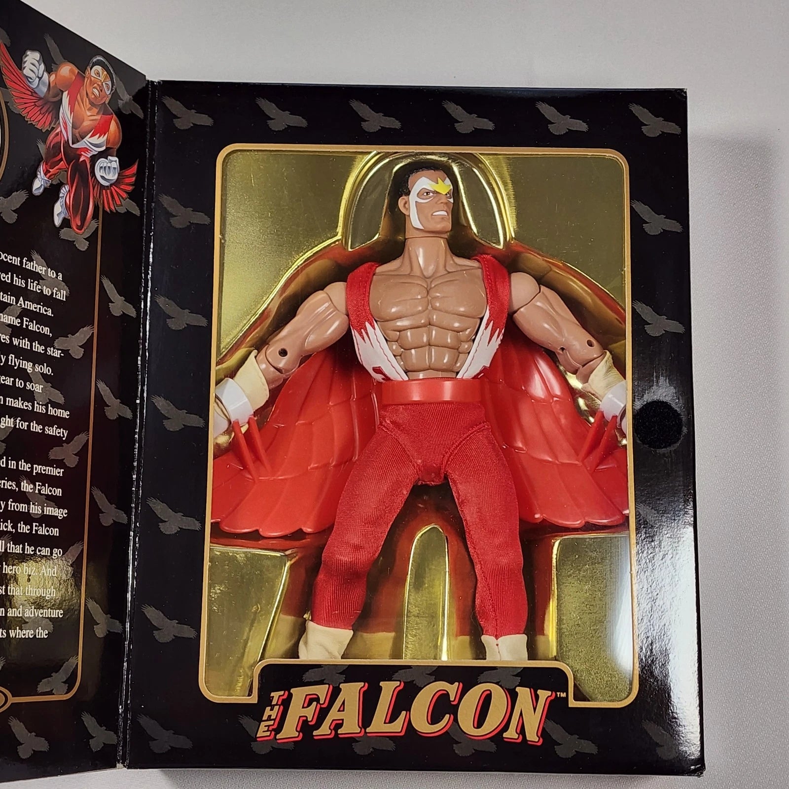 The Falcon de Toy Biz en su caja tipo portada de cómic, con el traje de tela a la vista