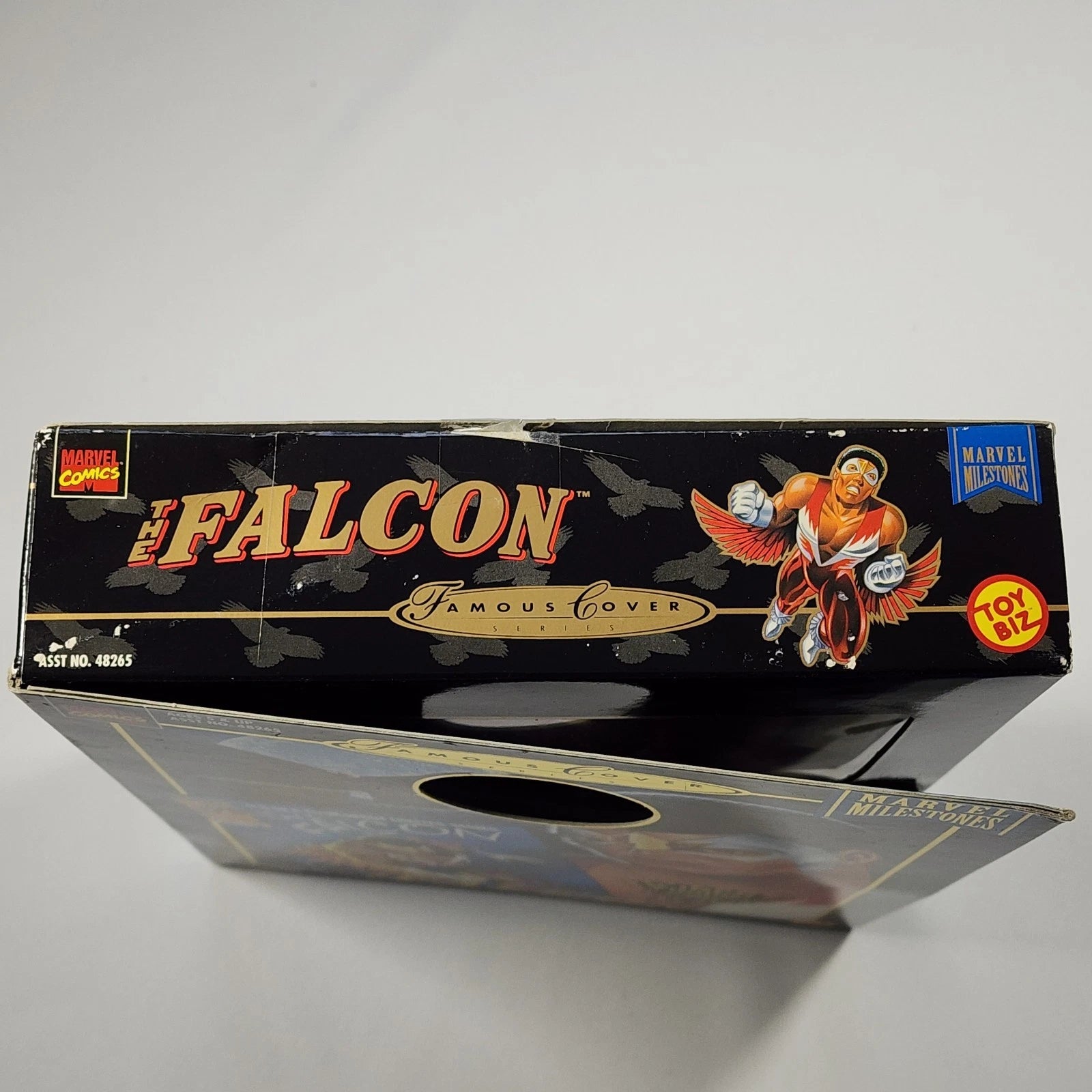 Detalle del arte de la caja de The Falcon, con el logotipo de Marvel Comics