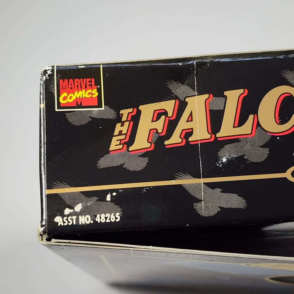 Canto superior de la caja de The Falcon, con el número de surtido 48265