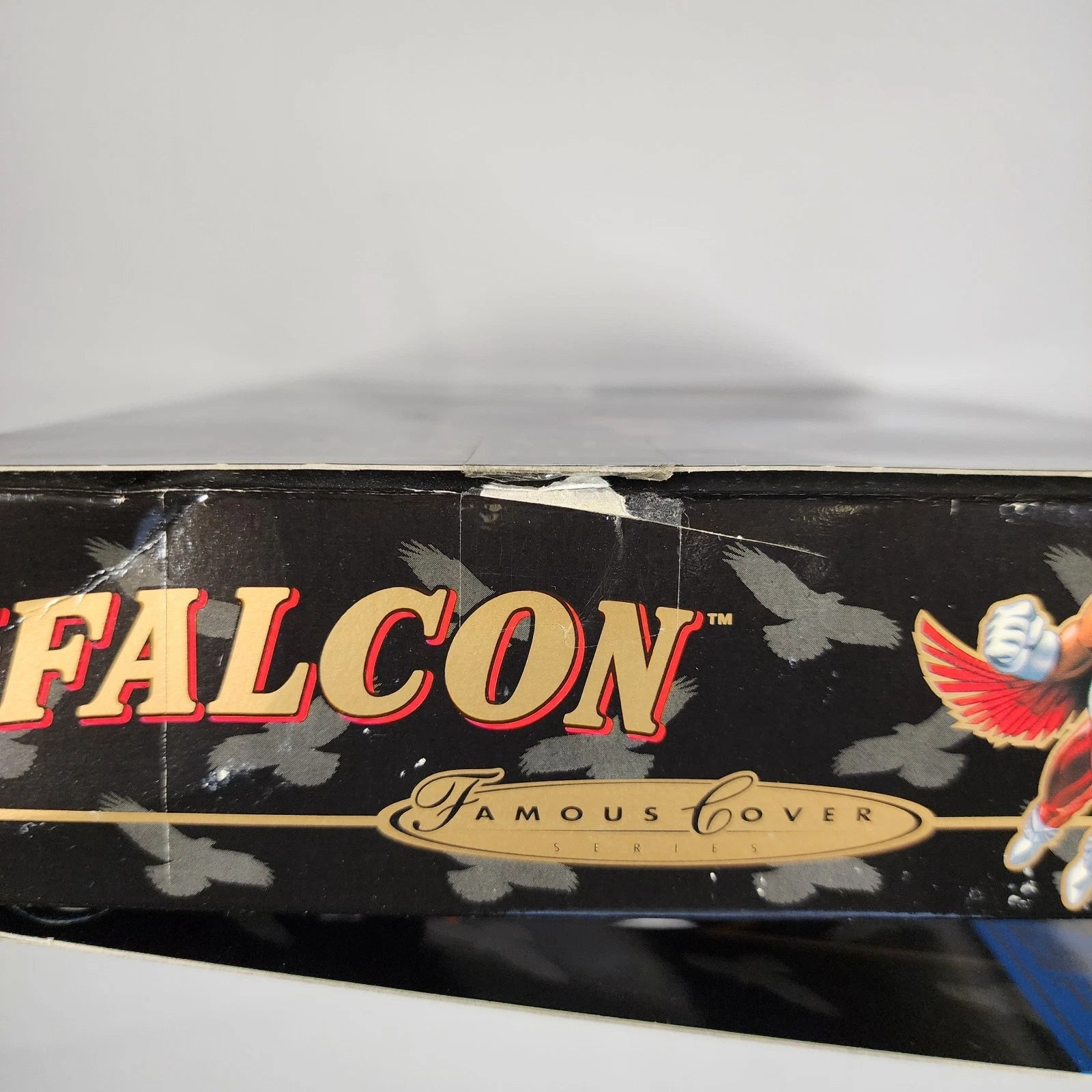 Costado de la caja de The Falcon, con desgaste propio de la pieza vintage